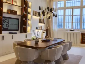 Showroom lumineux avec pièces de designers à Bourg-la-Reine