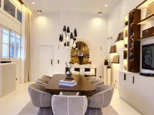 Showroom lumineux avec pièces de designers à Bourg-la-Reine