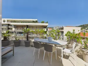 Modern 3-Bedroom Penthouse with Rooftop Terrace in Cannes
