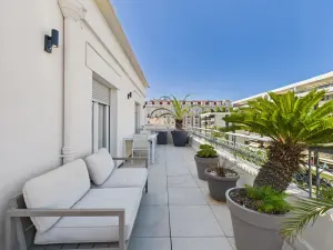 Modern 3-Bedroom Penthouse with Rooftop Terrace in Cannes