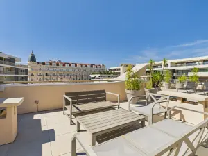 Modern 3-Bedroom Penthouse with Rooftop Terrace in Cannes