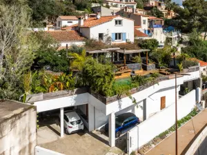 Villa with Balinese atmosphere and sea view in Cassis