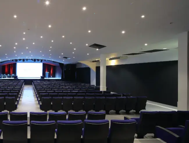 Auditorium spacieux de 450 m² à Paris pour conférences et événements d'entreprise