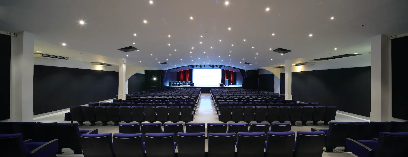 Auditorium spacieux de 450 m² à Paris pour conférences et événements d'entreprise