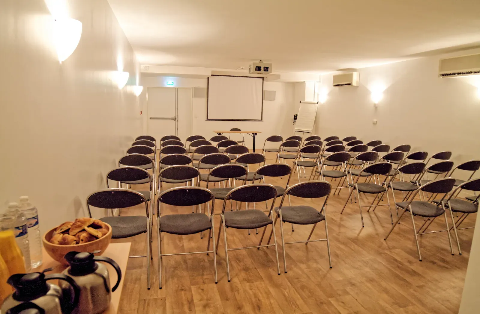 Espace Élégant de 60 m² pour Réunions et Événements à Paris