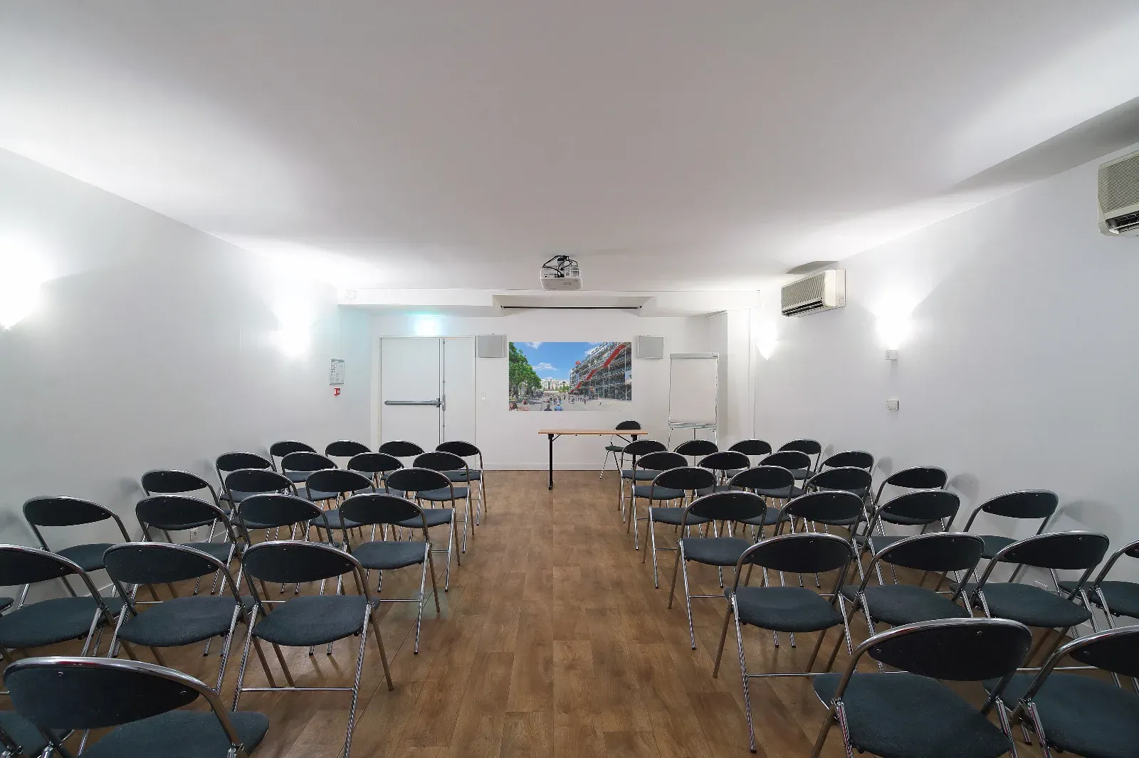 Espace Élégant de 60 m² pour Réunions et Événements à Paris