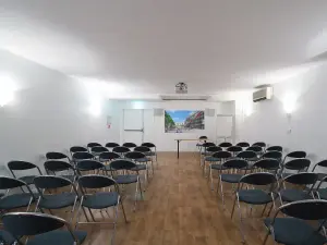 Espace Élégant de 60 m² pour Réunions et Événements à Paris