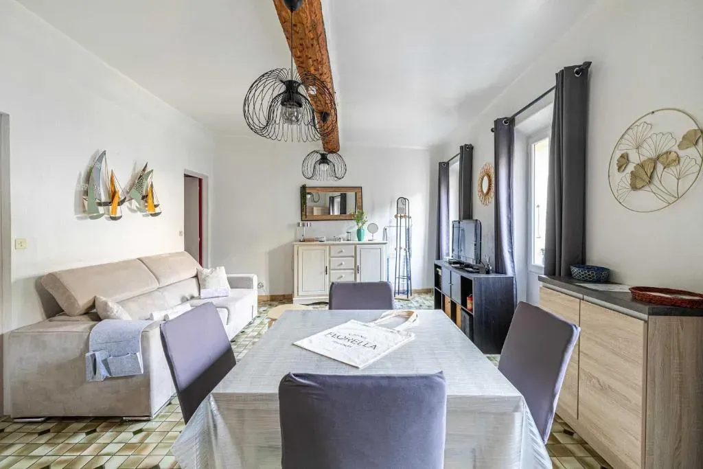 Bright Apartment Steps from Forville Market in Cannes