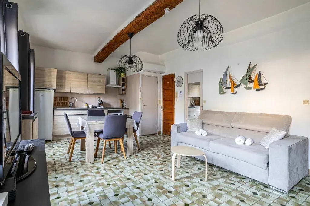 Bright Apartment Steps from Forville Market in Cannes