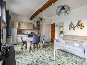 Bright Apartment Steps from Forville Market in Cannes