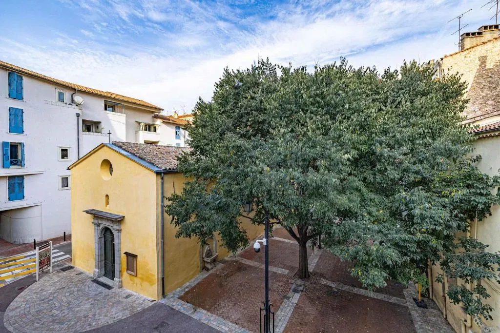 Bright Apartment Steps from Forville Market in Cannes