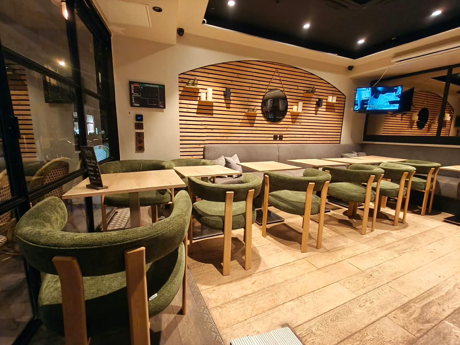 Café-Restaurant au Cœur de Cannes pour Événements d'Affaires