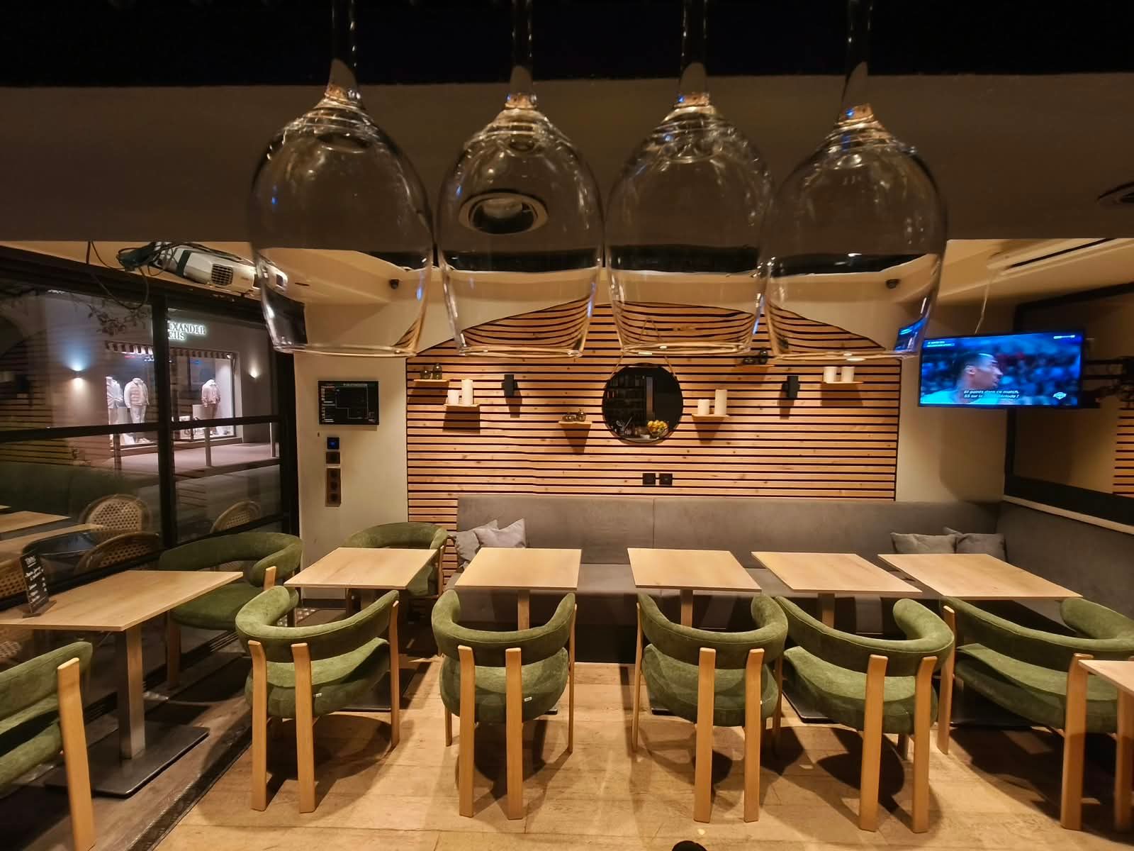 Café-Restaurant au Cœur de Cannes pour Événements d'Affaires