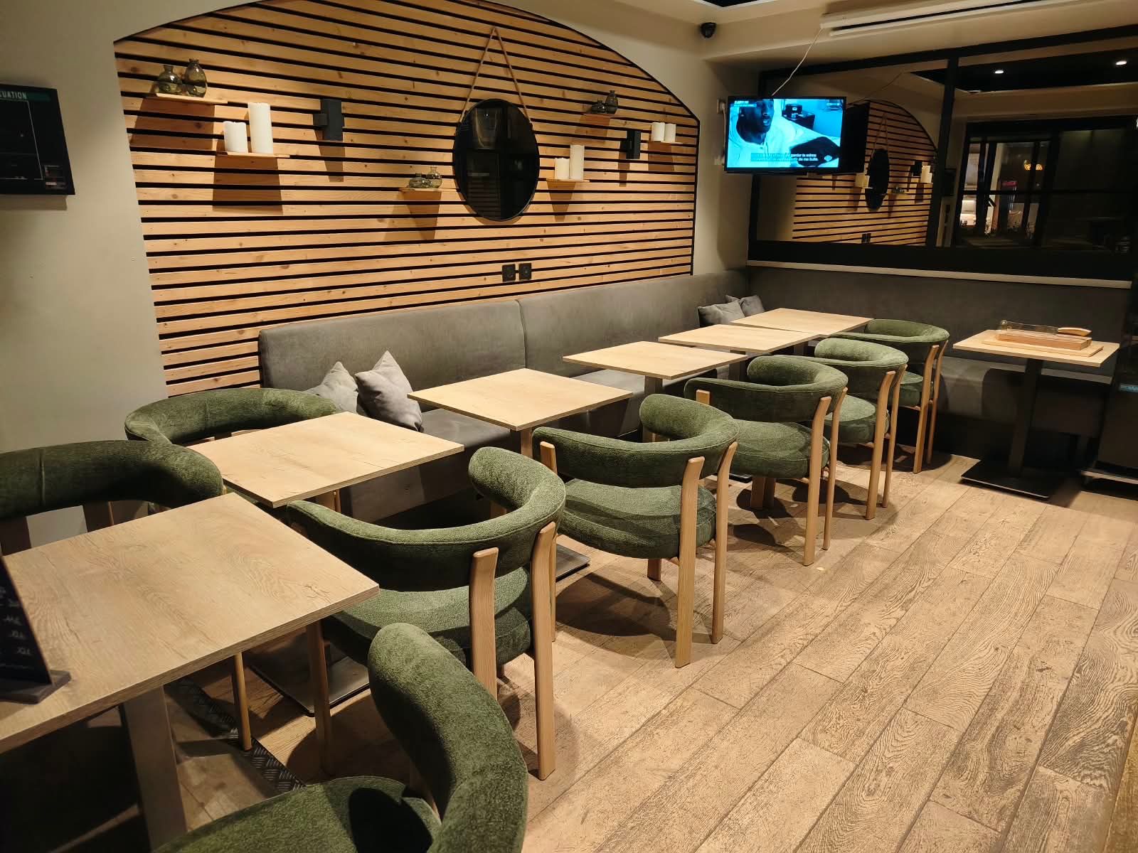 Café-Restaurant au Cœur de Cannes pour Événements d'Affaires