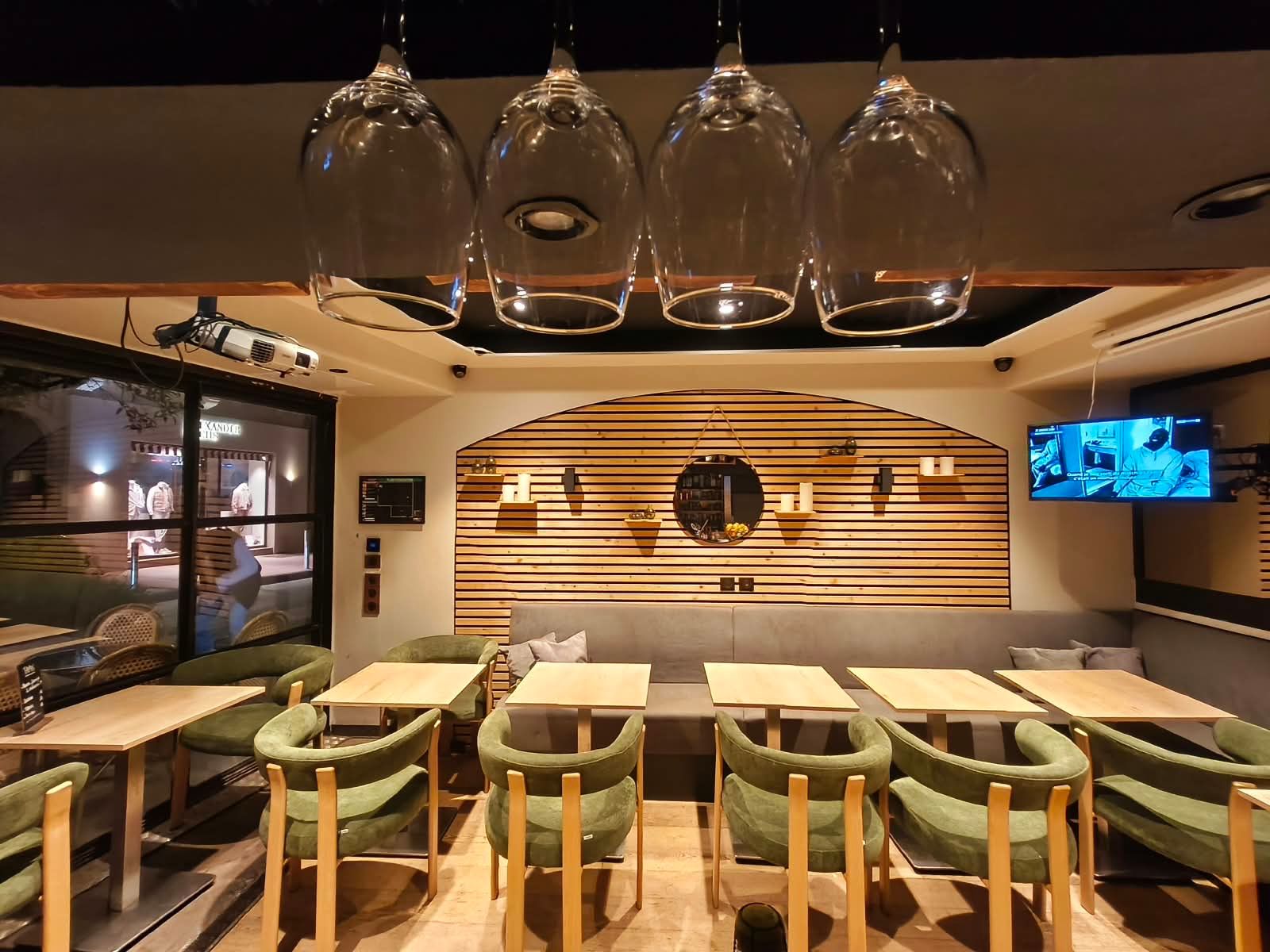 Café-Restaurant au Cœur de Cannes pour Événements d'Affaires
