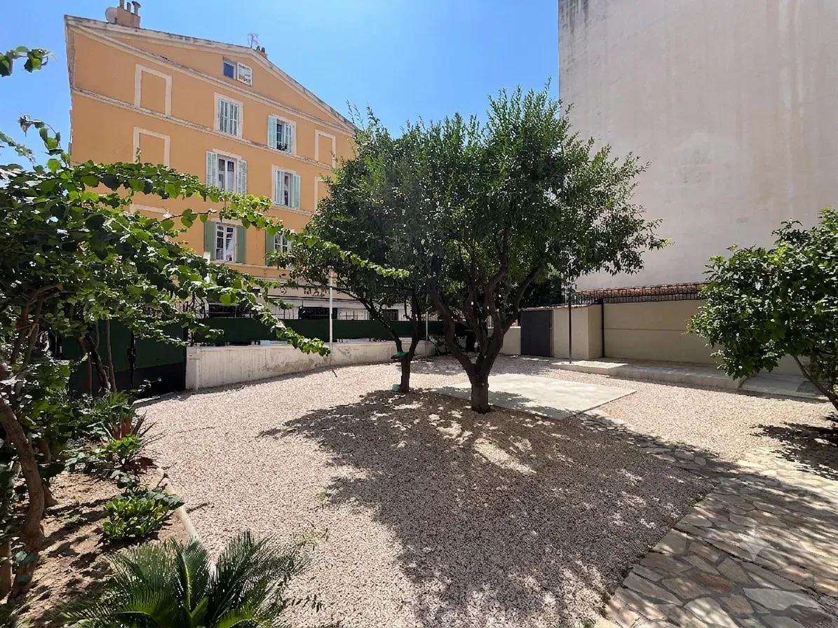 Jardin à Cannes : Un Oasis Intime pour Événements d'Entreprise