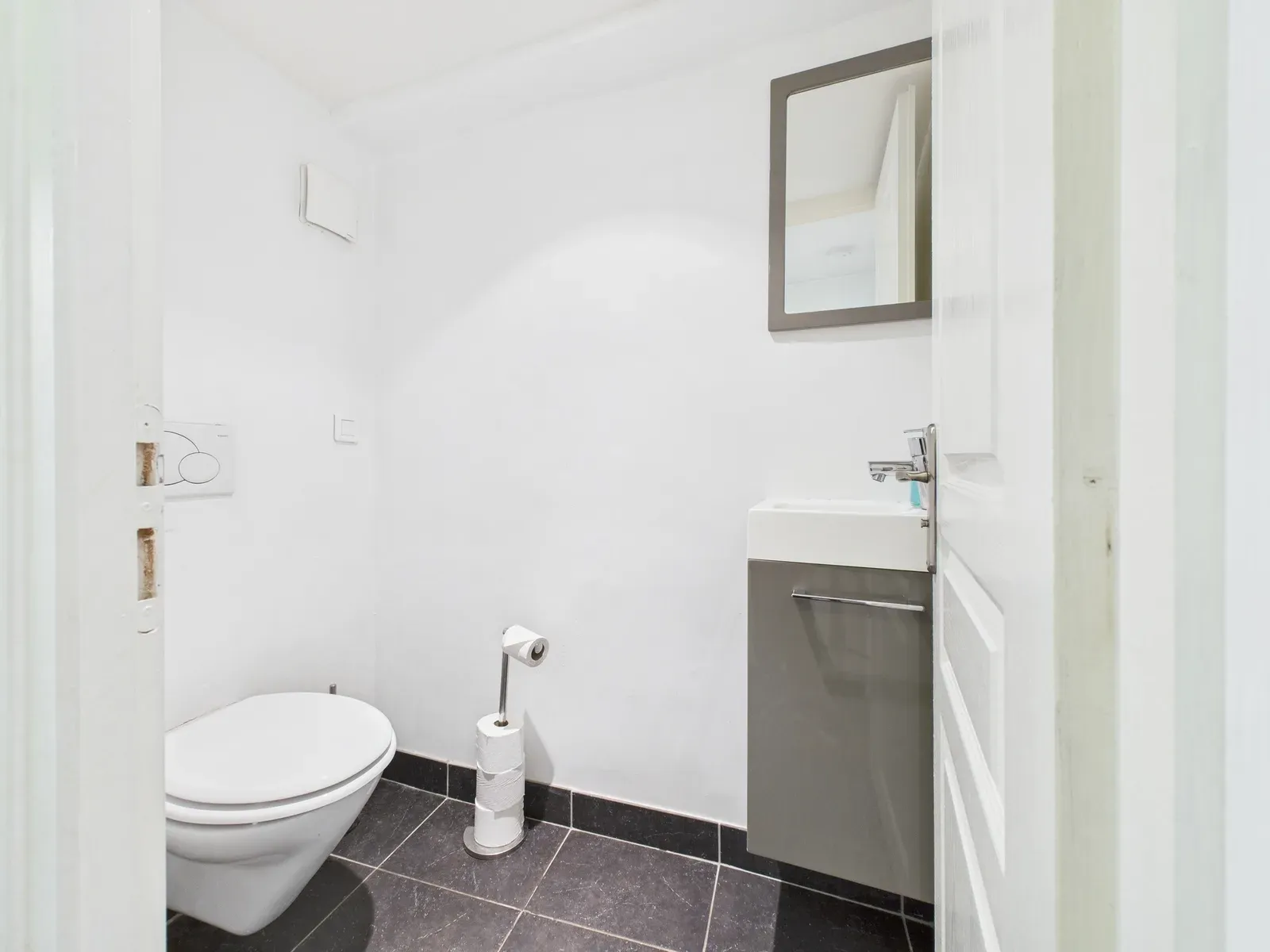 Traditional 5-Bedroom Townhouse in Old Town Cannes