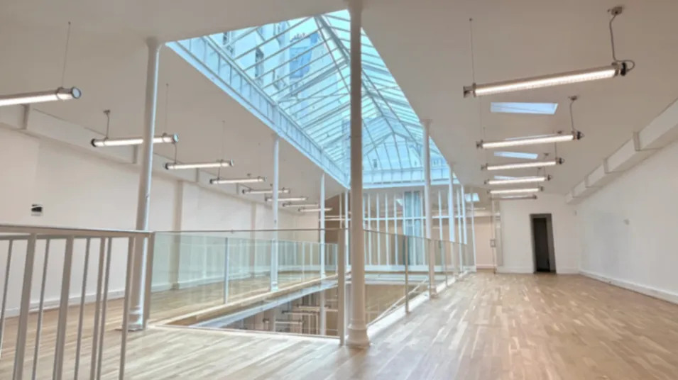 Espace événementiel polyvalent de 450m² avec verrière de 8m à Paris 11