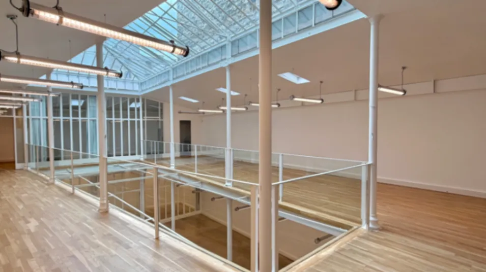 Espace événementiel polyvalent de 450m² avec verrière de 8m à Paris 11