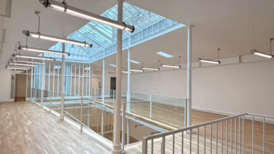 Espace événementiel polyvalent de 450m² avec verrière de 8m à Paris 11