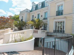 Lieu d'exception pour événements à Nogent-sur-Marne avec piscine et jardin
