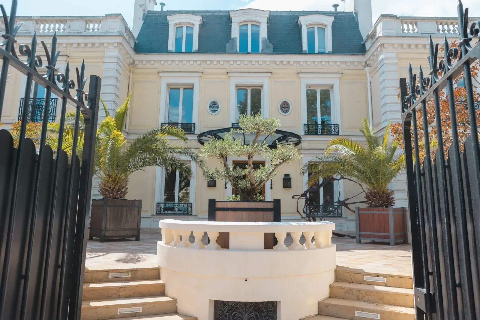 Exceptional Event Venue in Nogent-sur-Marne with Pool & Garden