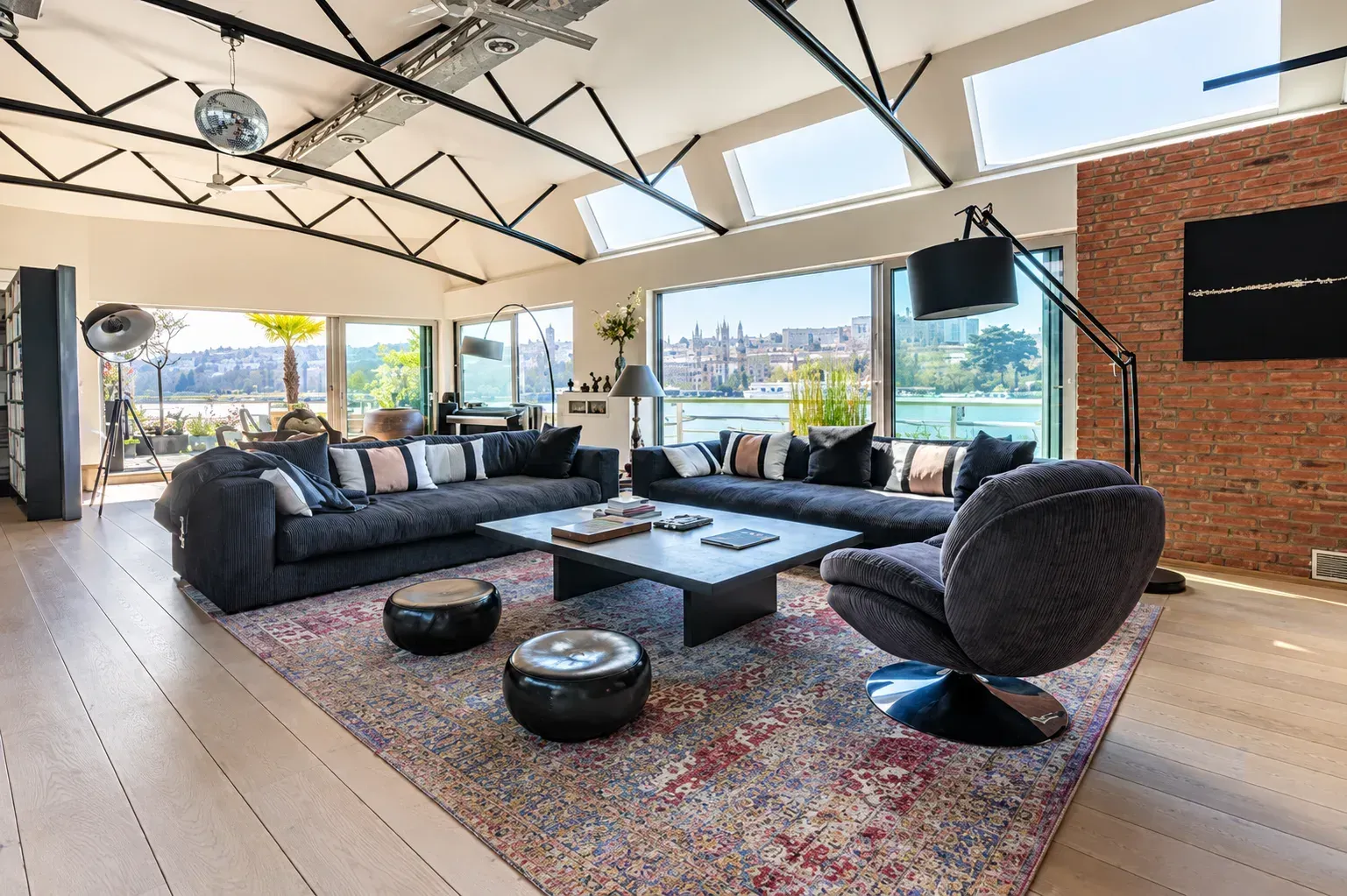 Péniche à Paris : Espace Événementiel Unique avec Vue sur la Seine