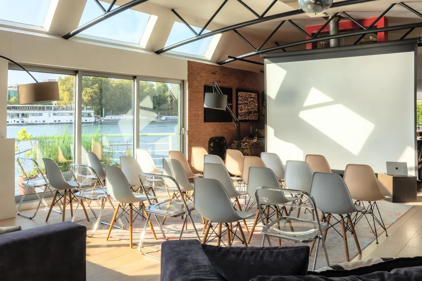 Péniche à Paris : Espace Événementiel Unique avec Vue sur la Seine
