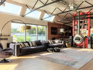 Houseboat Venue in Paris: Unique Event Space with Seine Views