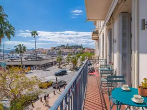 Chic 2-Bedroom Apartment on the Croisette – Cannes