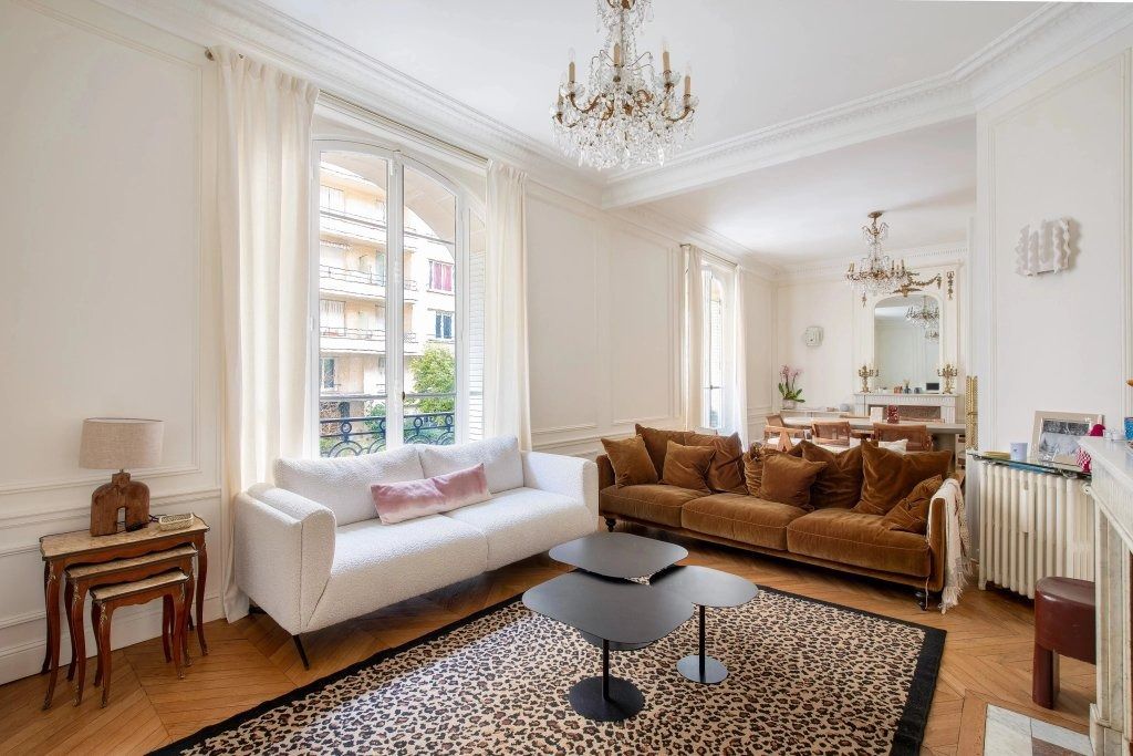 Appartement familial rénové de 130 m² avec lumière naturelle à Passy, Paris 16e