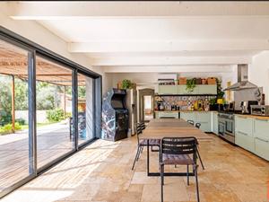 Villa in Gémenos with Private Pool and Garden – Ideal for Events