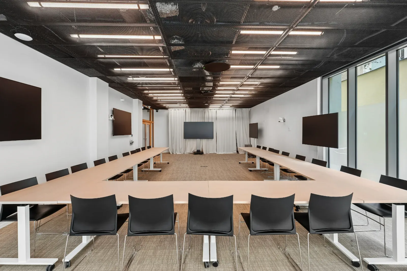 Boardroom for Rent in Paris 15 - 94 m² Meeting Space