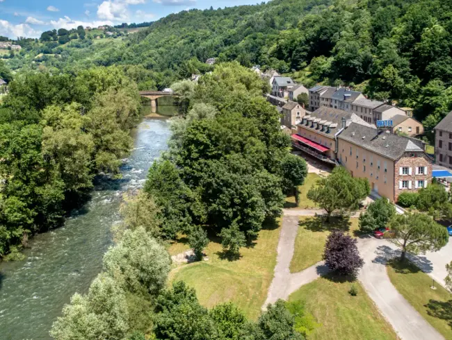 Hôtel familial au bord du Lot — Banassac, Lozère