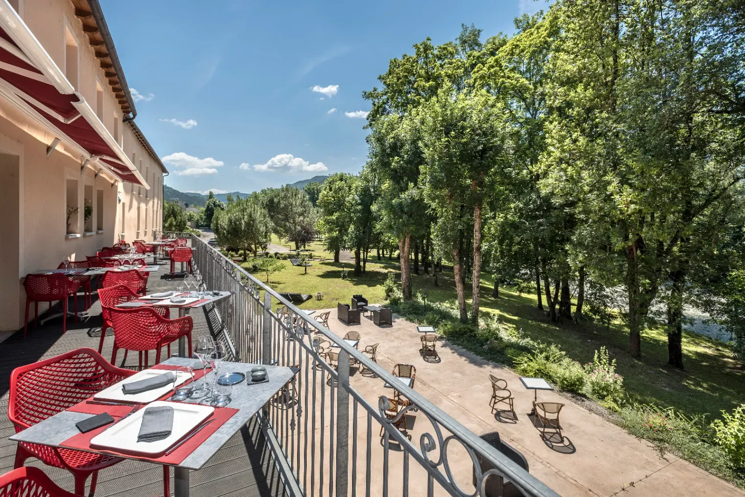 Hôtel familial au bord du Lot — Banassac, Lozère