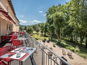 Hôtel familial au bord du Lot — Banassac, Lozère