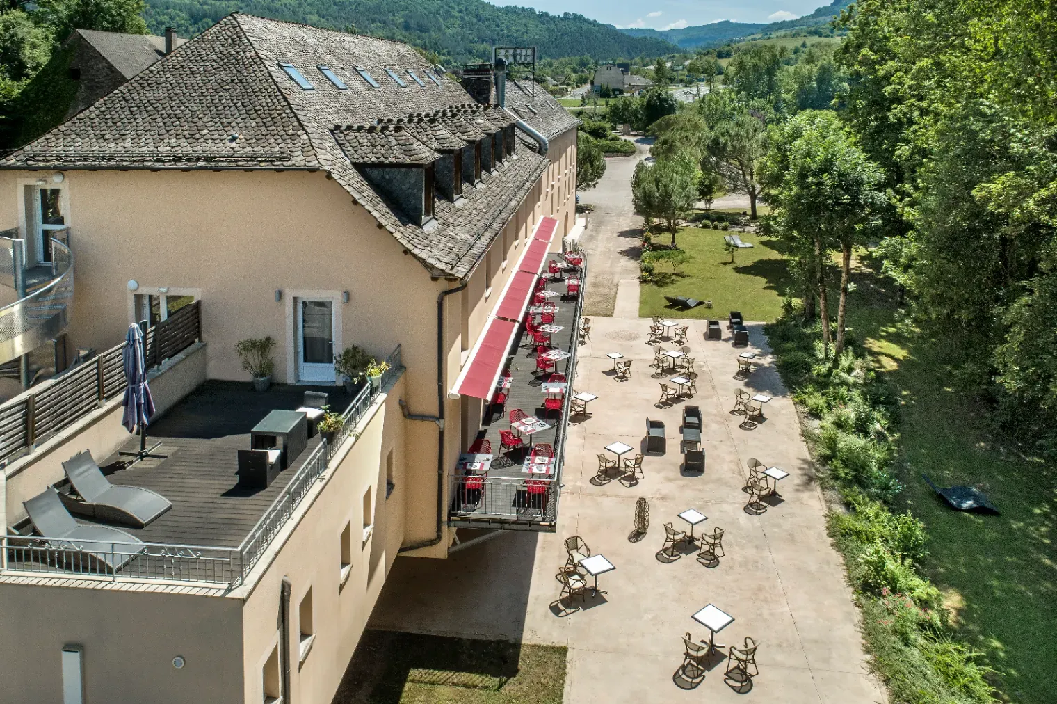 Hôtel familial au bord du Lot — Banassac, Lozère