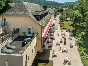 Hôtel familial au bord du Lot — Banassac, Lozère
