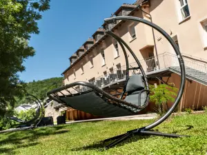 Hôtel familial au bord du Lot — Banassac, Lozère