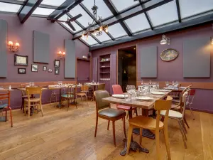 Bistro Parisien Chaleureux pour Événements d'Entreprise dans le 17e