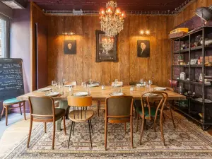 Bistro Parisien Chaleureux pour Événements d'Entreprise dans le 17e