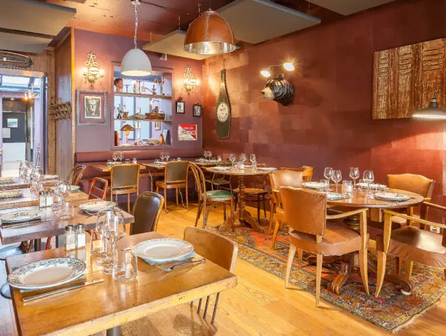 Bistro Parisien Chaleureux pour Événements d'Entreprise dans le 17e