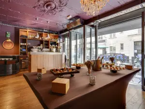 Bistro Parisien Chaleureux pour Événements d'Entreprise dans le 17e
