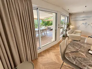Lieu élégant avec terrasse verte près de l'Arc de Triomphe