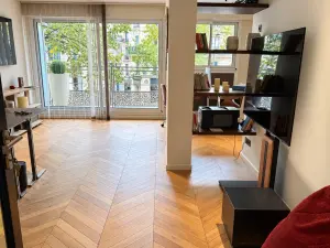 Lieu élégant avec terrasse verte près de l'Arc de Triomphe