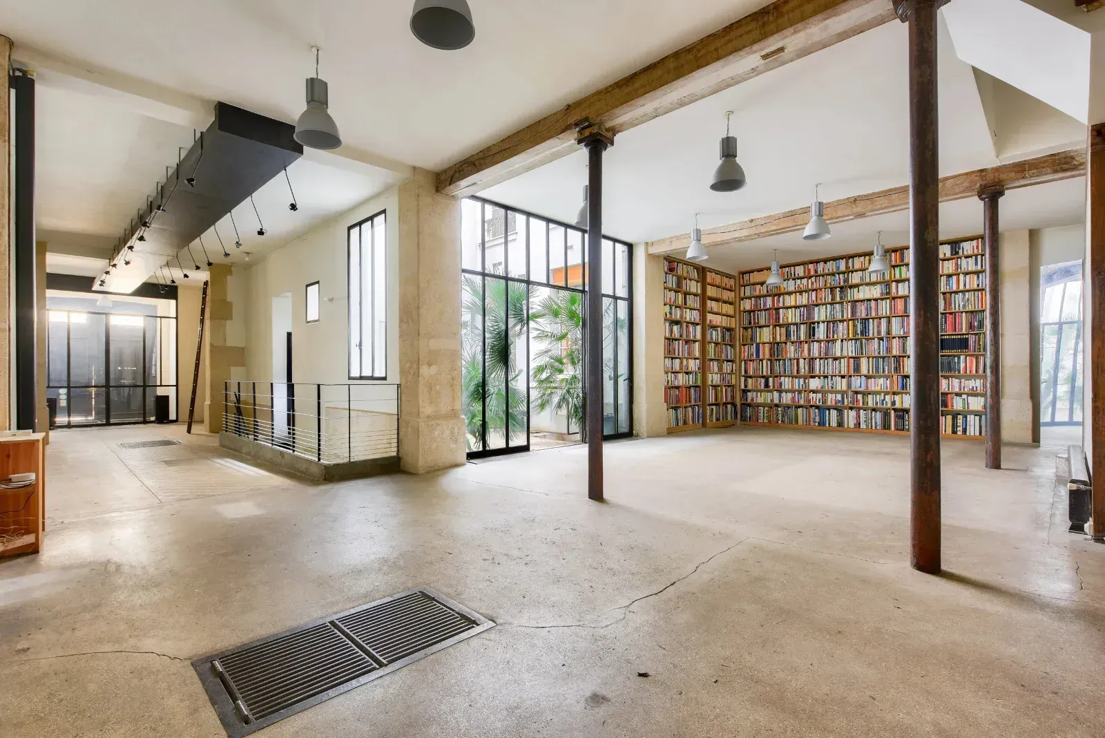 Lieu unique de 600 m² près de la Gare du Nord : chic industriel et élégance haussmannienne