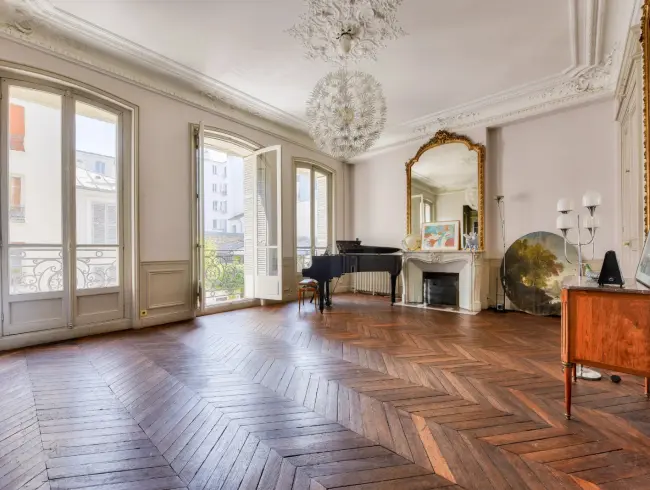 Duplex haussmannien avec toit-terrasse près de Gare du Nord — Paris 18e