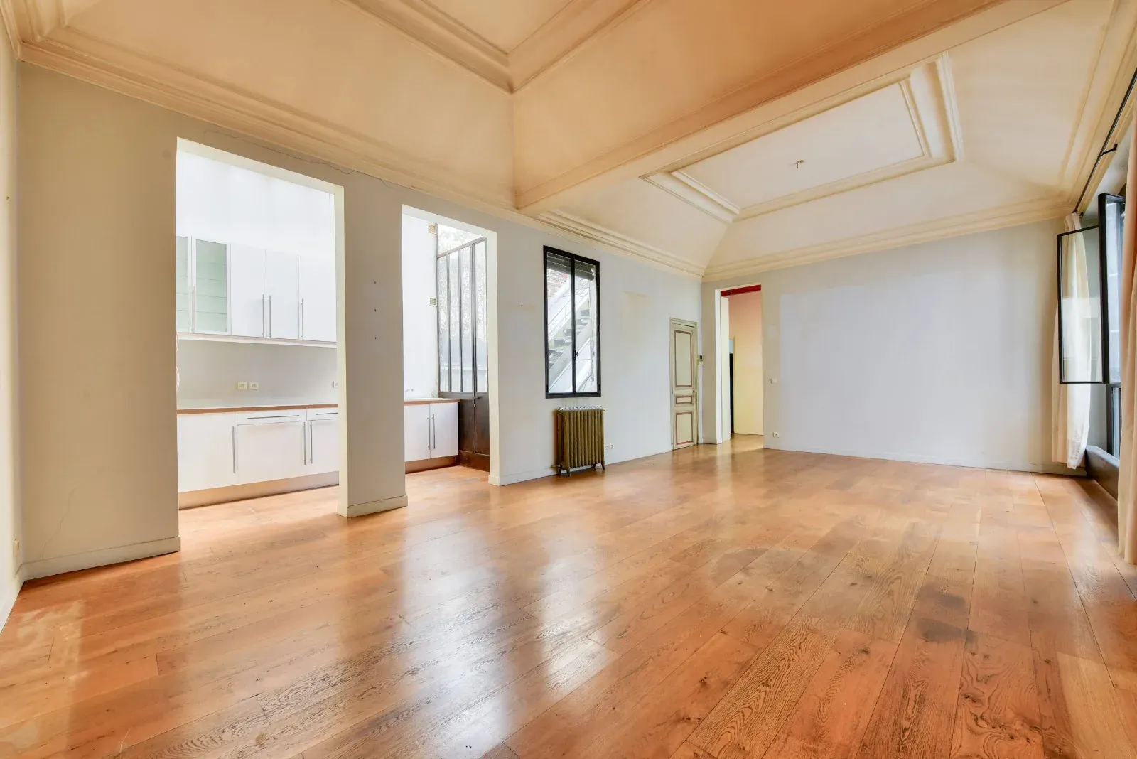 Duplex haussmannien avec toit-terrasse près de Gare du Nord — Paris 18e