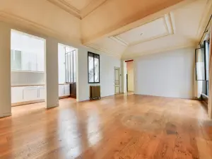 Duplex haussmannien avec toit-terrasse près de Gare du Nord — Paris 18e