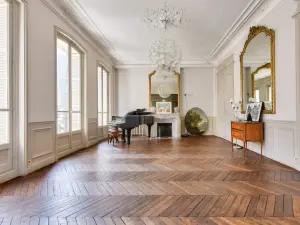 Duplex haussmannien avec toit-terrasse près de Gare du Nord — Paris 18e